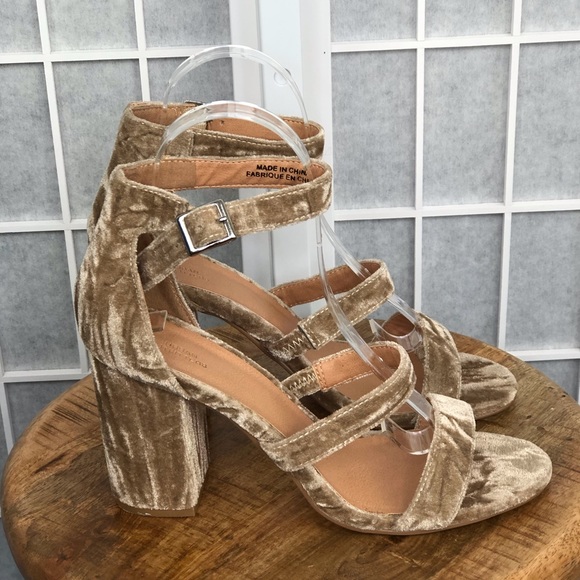 Urban Outfitters Shoes - Urban Outfitters Velvet Chunky Heels Size 9